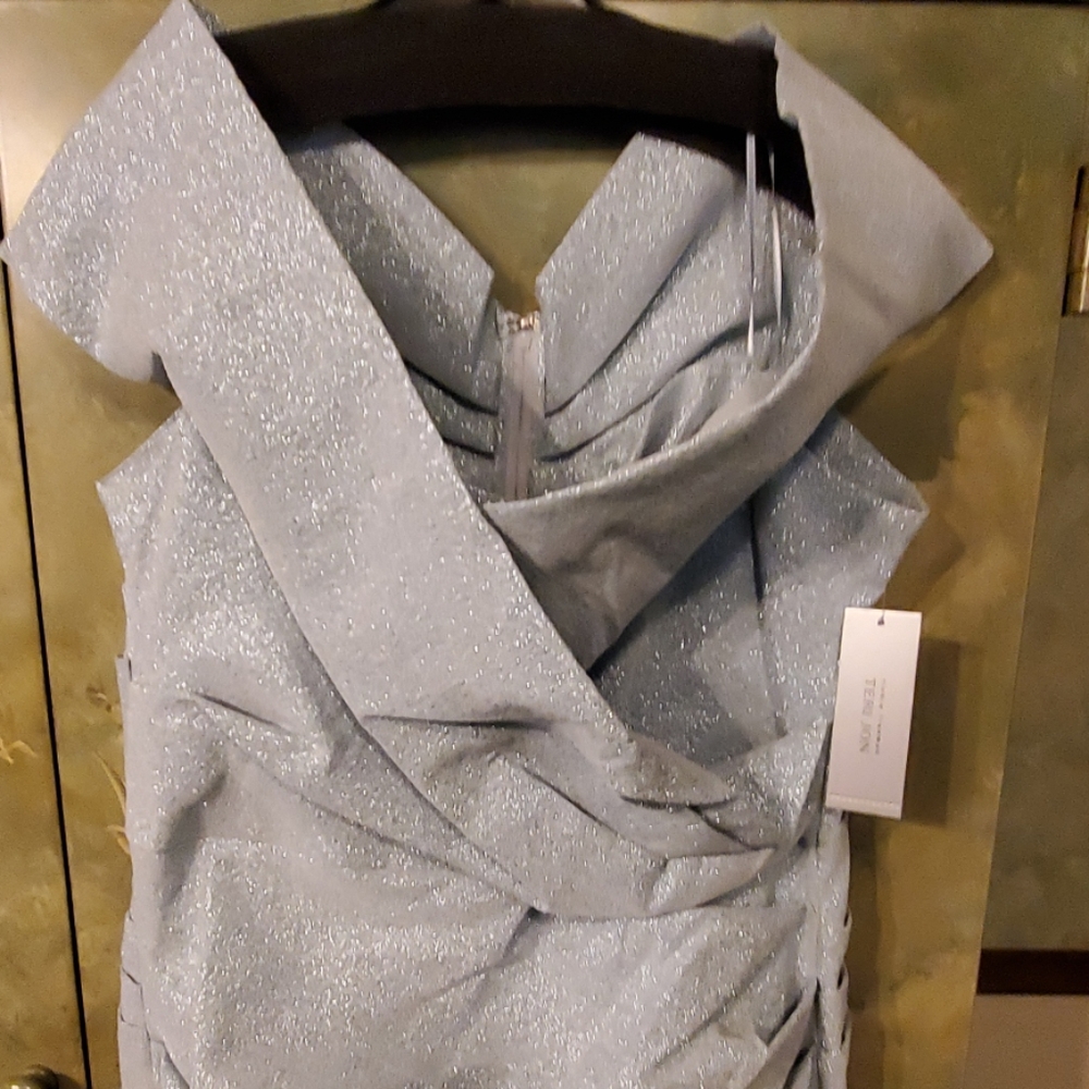 GOWN - Picture 2 of 12